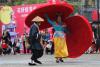 10月2日，贵州省锦屏县隆里古城的居民在进行民俗表演。