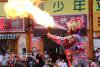 10月1日，在四川省内江市东兴区东兴老街，川剧演员为观众表演“变脸吐火”。