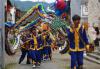 10月2日，贵州省锦屏县隆里古城的舞龙队在舞花脸龙。
