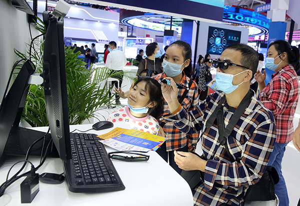 10月12日，观众参观数字中国建设成果展览会上的智能机器人。 中国日报记者 胡美东 摄 国家品牌网