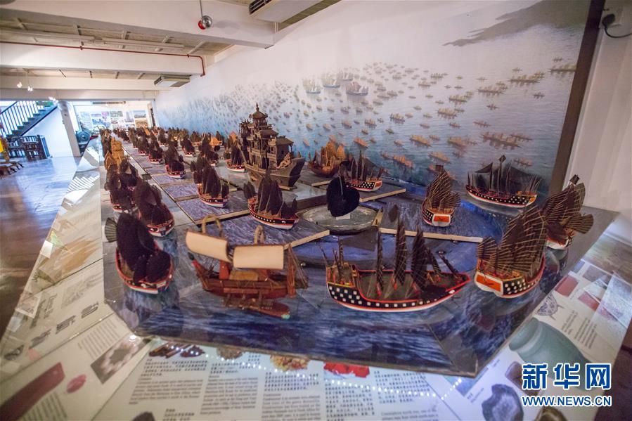 　这是2018年6月9日在马来西亚马六甲郑和文化馆拍摄的郑和船队再现场景。  新华社记者 朱炜 摄