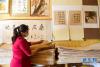 　11月1日，在墨玉县普恰克其乡布达村的一个桑皮纸作坊里，匠人将做好的桑皮纸码放整齐。 新华社记者 丁磊 摄