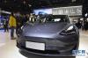 11月5日，人们在进博会上参观特斯拉Model 3电动汽车。 新华社记者 赵丁喆 摄