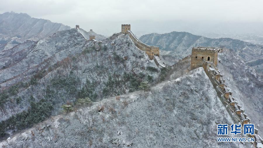  2020年11月119日，河北省滦平县迎来降雪。位于滦平县的金山岭长城银装素裹，壮美如画。新华社发（周万平 摄）。这是11月19日拍摄的金山岭长城雪景（无人机照片）。