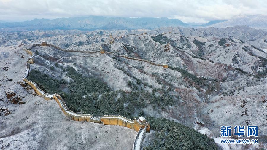  2020年11月119日，河北省滦平县迎来降雪。位于滦平县的金山岭长城银装素裹，壮美如画。新华社发（周万平 摄）。这是11月19日拍摄的金山岭长城雪景（无人机照片）。