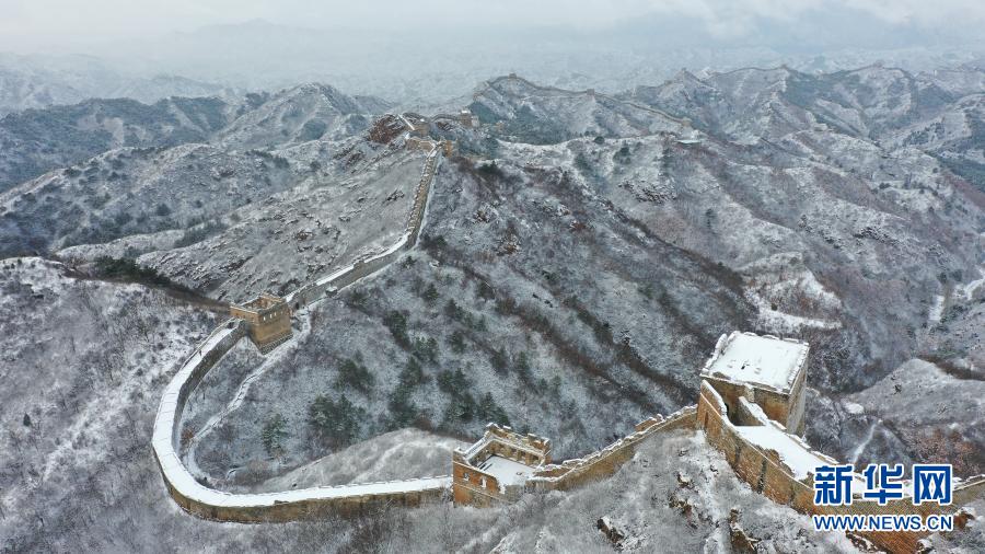  2020年11月119日，河北省滦平县迎来降雪。位于滦平县的金山岭长城银装素裹，壮美如画。新华社发（周万平 摄）。这是11月19日拍摄的金山岭长城雪景（无人机照片）。