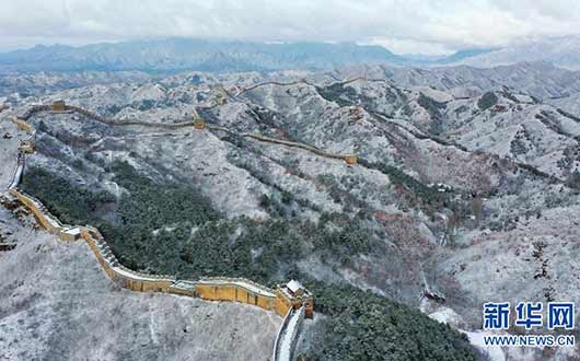 雪落金山岭长城