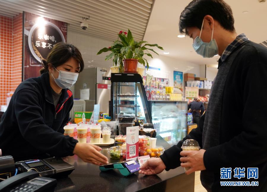 1月5日，在上海交通大学医学院附属同仁医院员工食堂，员工通过数字人民币“硬钱包”支付。新华社记者 刘颖 摄 国家品牌网