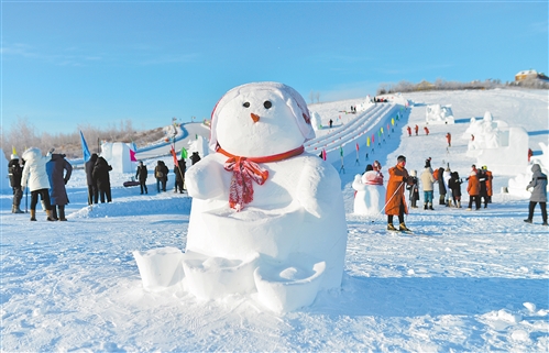 奇趣雪雕引客来