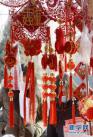 1月27日，市民在和平里一处市场选购春节装饰品。
