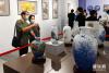 3月27日，观众欣赏景德镇当代陶瓷名家作品展。新华社记者 杨冠宇 摄