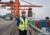 武汉国际集装箱有限公司船舶作业调度员徐敏在武汉新港拍摄的肖像（3月29日摄）。