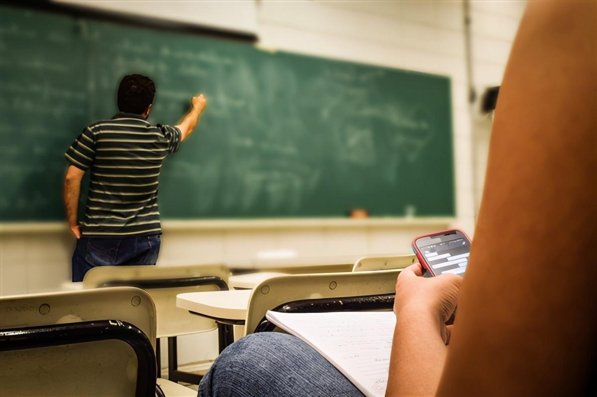 河南一学校组织学生当众集体砸手机:学生上升旗台拿起小锤子砸 国家品牌网