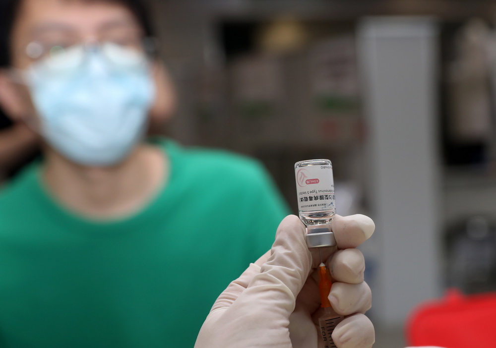 　　近日，全程只需一针的新冠疫苗在上海多个区的接种点陆续开打。据上海市疾病预防控制中心介绍，不同种类的疫苗由于研发技术路线和生产工艺不同，所需接种剂次也就不同。与之前上海使用的三种新冠病毒灭活疫苗相比，康希诺公司生产的重组新冠病毒疫苗(5型腺病毒载体)采用的生产技术完全不同。这两类疫苗的接种方式和接种年龄范围相同。从临床试验研究的结果和紧急使用的研究结果、上市后监测的结果来看，包括腺病毒载体疫苗和灭活疫苗在内的已经附条件获批上市的新冠疫苗，均具有良好的安全性。新华社记者 刘颖 摄 国家品牌网