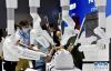 　5月20日，在天津梅江会展中心，参观者在观看手术机器人展示。新华社记者 赵子硕 摄