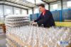 5月26日，山西宏艺玻璃器皿有限责任公司的工人整理玻璃器皿。　新华社记者 柴婷 摄