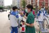 6月7日，在北京市陈经纶中学考点，送考老师与考生击掌。新华社记者 鞠焕宗 摄
