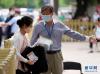 6月7日，一名考生进入北京八中考点。新华社记者 李贺 摄