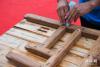 6月5日，数千名红木产业工匠在红木文化节开幕式上，用手中的雕花刀、刮磨刀、木槌等工具，展示传统红木家具的榫卯、刮磨和雕刻工艺。新华社记者徐昱 摄 