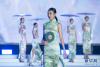 6月23日，模特在杭州亚运服饰秀上展示服装。新华社记者 江汉 摄