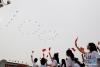   7月1日上午，庆祝中国共产党成立100周年大会将在北京天安门广场隆重举行。这是飞行庆祝表演。  新华社记者 殷刚 摄