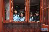 7月22日，来自北京大学的学生在博文女校参观。 