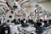 在位于唐山高新技术产业开发区的唐山松下产业机器有限公司，工人在查看电焊机器人产品信息（7月7日摄）。新华社记者 牟宇 摄
