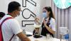 9月5日，工作人员在服贸会首钢园区供应链及商务服务展馆向参会者介绍手冲咖啡制作流程。新华社记者 任超 摄