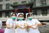 9月16日，在北京协和医院，护士摆出“100”造型合影。（中国日报记者 朱兴鑫 摄） 