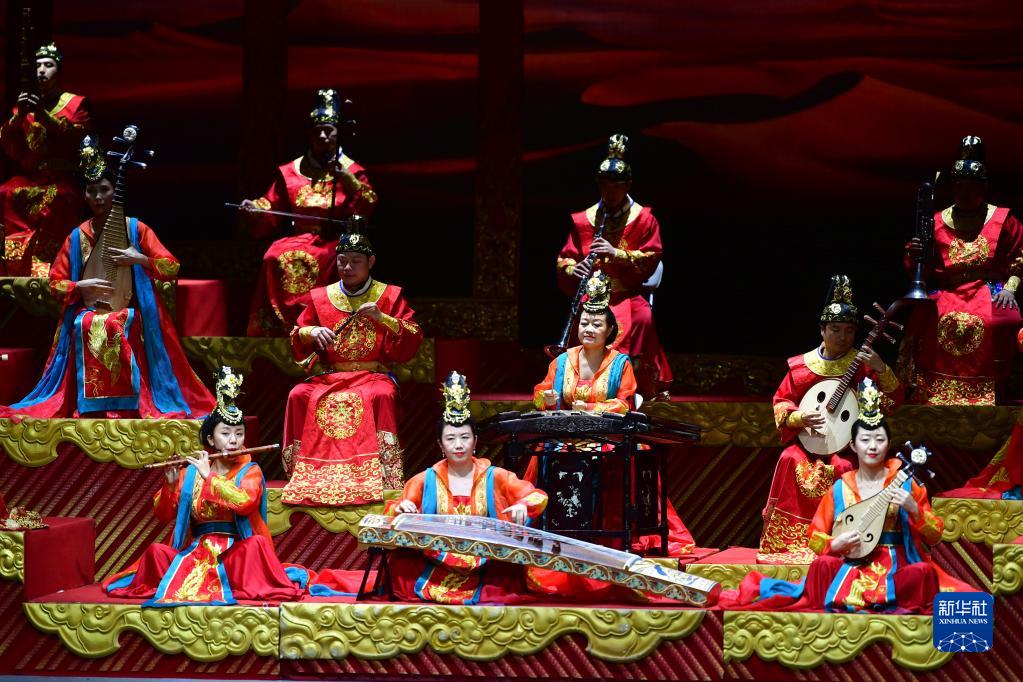 演员在敦煌大剧院表演大型民族器乐剧《玄奘西行》（9月23日摄）。国家品牌网