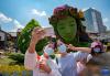 10月2日，游客在昆明市金碧广场立体花坛前自拍。 新华社记者 陈欣波 摄 