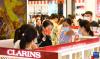 游客在中免集团海口日月广场免税店采购免税品（10月1日摄）。新华社记者 杨冠宇 摄 