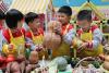 10月15日，江苏省连云港市灌云县机关幼儿园，孩子们学习辨认五谷杂粮。（吴正祥 摄） 