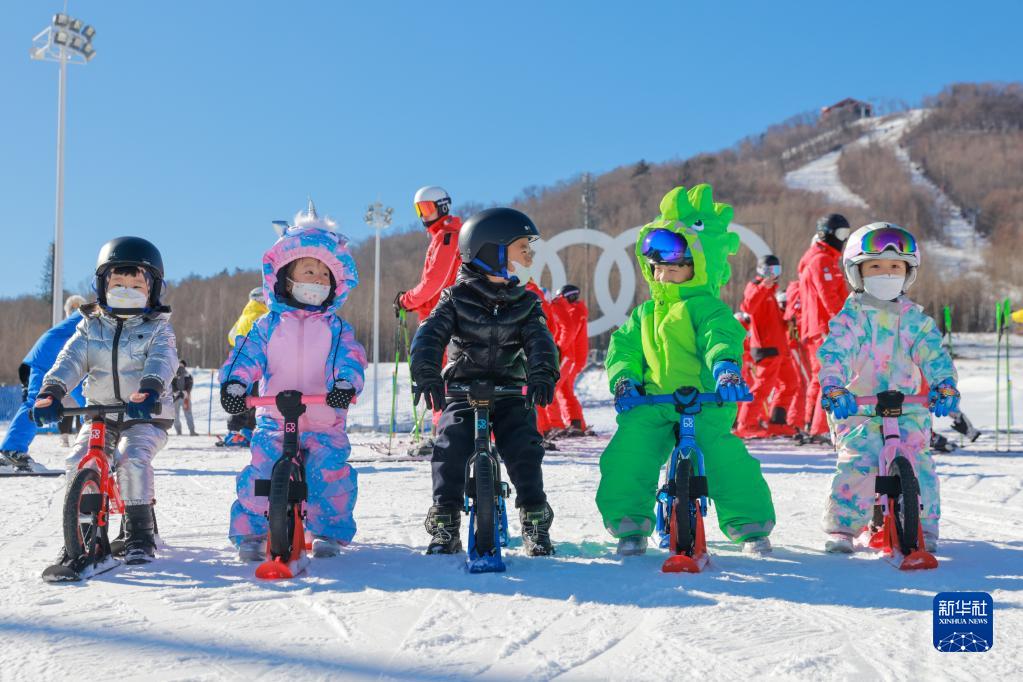 萌娃闯雪场