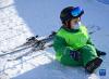 小朋友在长白山国际度假区滑雪场滑雪后坐在地上休息（11月19日摄）。新华社记者 颜麟蕴 摄