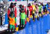 在长白山国际度假区滑雪场，几名小朋友在滑雪教练的指引下乘坐“魔毯”（11月19日摄）。新华社记者 许畅 摄