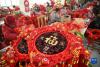 12月14日，山东省临沂市郯城县红花镇一家企业的工人在加工“中国结”。