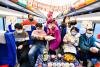 1月9日，在贵阳北开往成都东的C5980次“复兴号”动车组列车内，列车工作人员向旅客赠送腊八粥。 