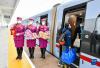   1月9日，在贵阳北开往成都东的C5980次“复兴号”动车组列车旁，列车工作人员展示虎年装饰品。 
