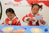 　　月13日，在安徽全椒县新时代文明实践中心，孩子们在制作创意花灯。新华社发(沈果 摄)