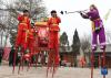 　　2月13日，河南省沁阳市山王庄镇万南村民间艺人在表演“高抬火轿”。　新华社发(杨帆 摄)