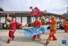 　　2月13日，在四川省南充市蓬安县周子古镇，当地文化志愿者在表演“划旱船”。新华社发(李向雨 摄)