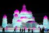 2月27日，游客在哈尔滨冰雪大世界园区游玩。 新华社记者 张涛 摄 