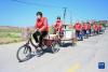 4月5日，在泉州市浮桥街道新步社区，“爱心厨房”的志愿者奶奶们骑三轮车配送午餐。