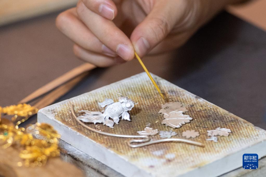 　　6月9日，辜国强在制作花丝镶嵌作品。新华社记者 唐奕 摄  国家品牌网