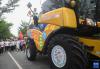 　6月19日，人们在华中农业大学参加农机花车巡游。 