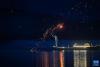 7月3日，三都渔村旁的江面上船队船灯亮起，工作人员在船头进行“渔火”烟花表演。