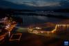 7月3日，三都渔村旁的江面上船队船灯亮起，工作人员在船头进行“渔火”烟花表演（无人机照片）。