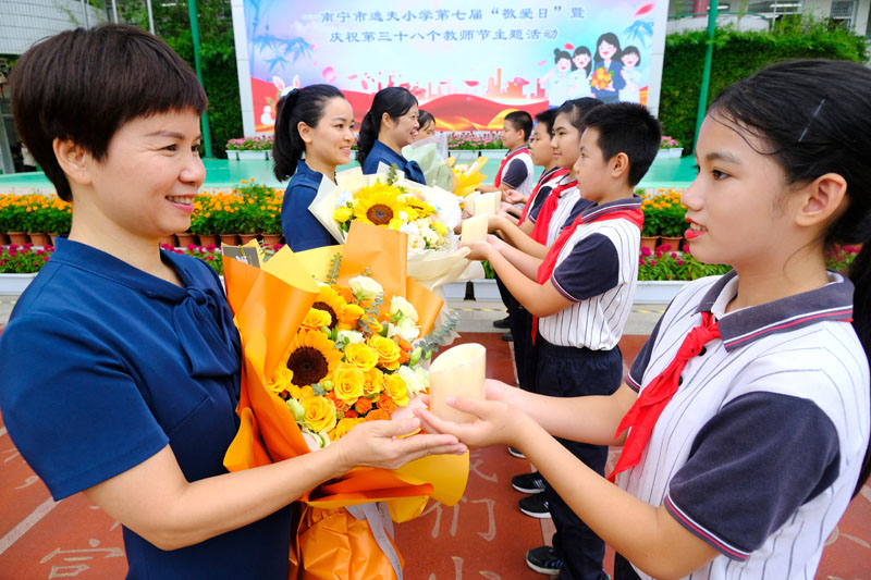 广西南宁：迎接教师节