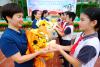9月9日，广西南宁市逸夫小学的几名学生代表向教师代表表达敬意。新华社记者 周华 摄